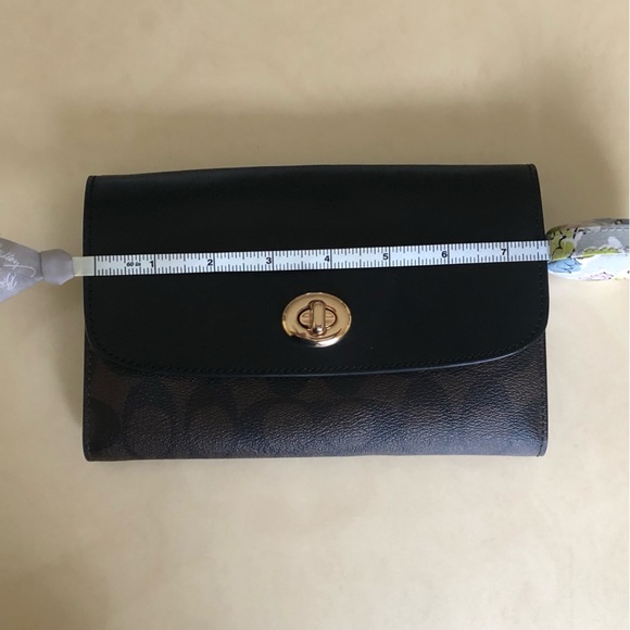 Coach Crossbody Wallet With Detachable Gold Chain - Like New Condition - Picture 14 of 15